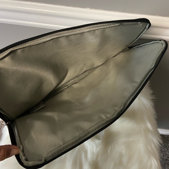 NEW GUESS Laptop or file case - Picture 4 of 8